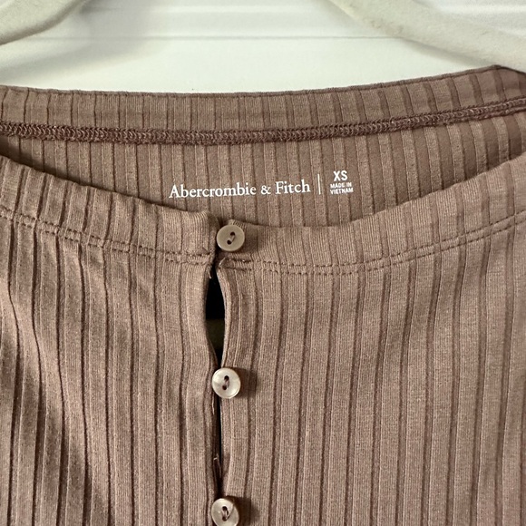 Abercrombie Wide Ribbed Button Up Tank - Picture 2 of 4